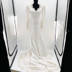 Beautifully fitted white mermaid dress! Timeless design. Exquisite beaded detail